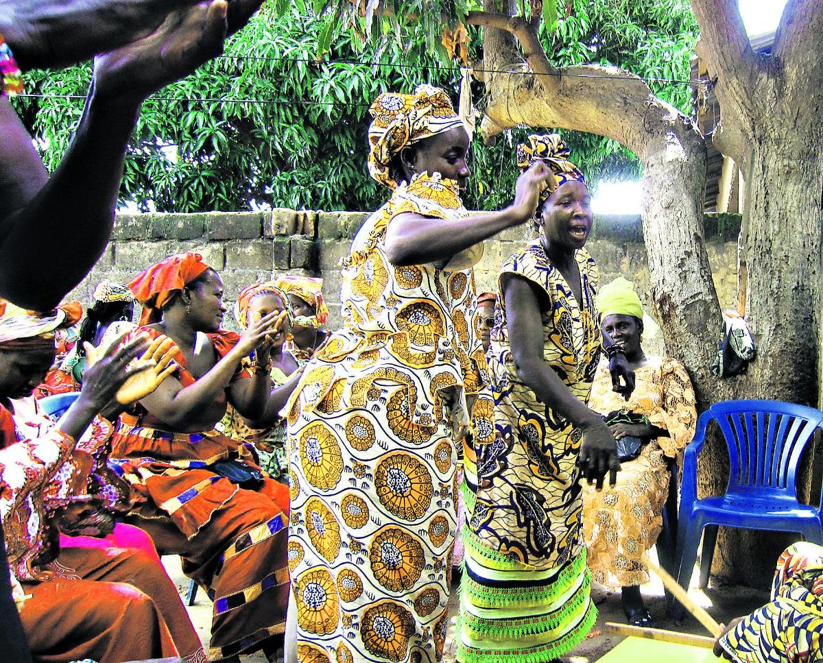 Monipiippuinen juhla. Länsiafrikkalaiset maaseudun naiset juhlistavat moniavioista liittoa perinteisin menoin.