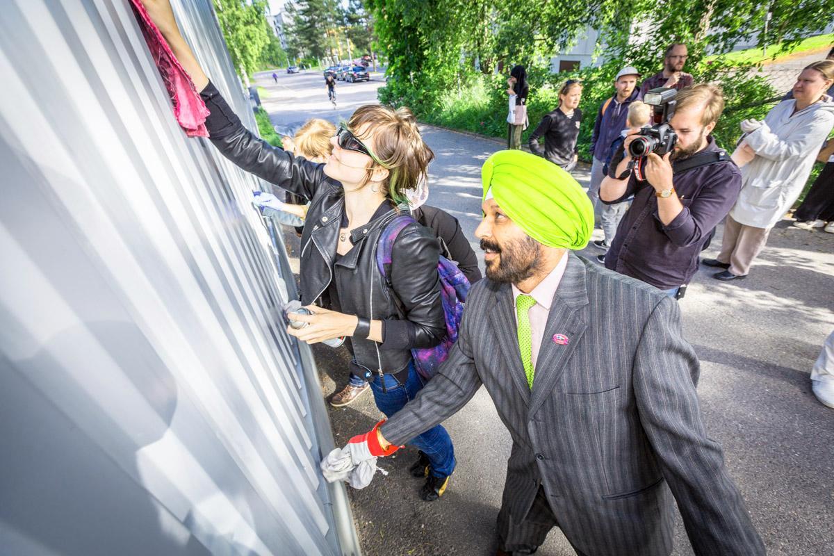 Sikhi Gill Sukhdarsham Singh osallistui moskeijan puhdistamiseen. Hänen vihreä turbaaninsa on kuuluisa, koska bussikuskina työskentelevän Singhin työnantaja kielsi sen muutama vuosi sitten. Sittemmin lupa turbaanin käyttöön töissä on myönnetty.