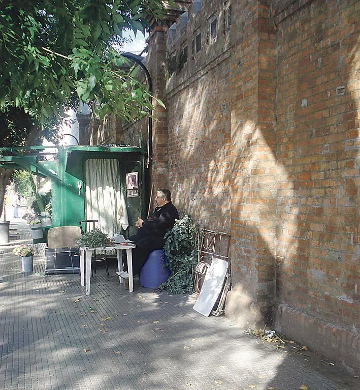 Argentiinassa pääsiäiseen kuuluvat oliivinpuiden oksat, joita myydään kaduilla kirkkojen lähettyvillä.