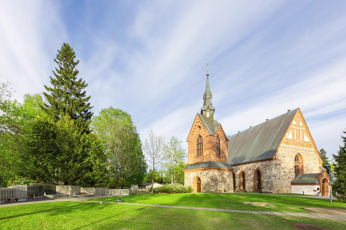 Vantaan romanttisimmat paikat tuntuvat olevan salaista tietoa. Pyhän Laurin kirkko oli harvoja ilmiannettuja paikkoja.