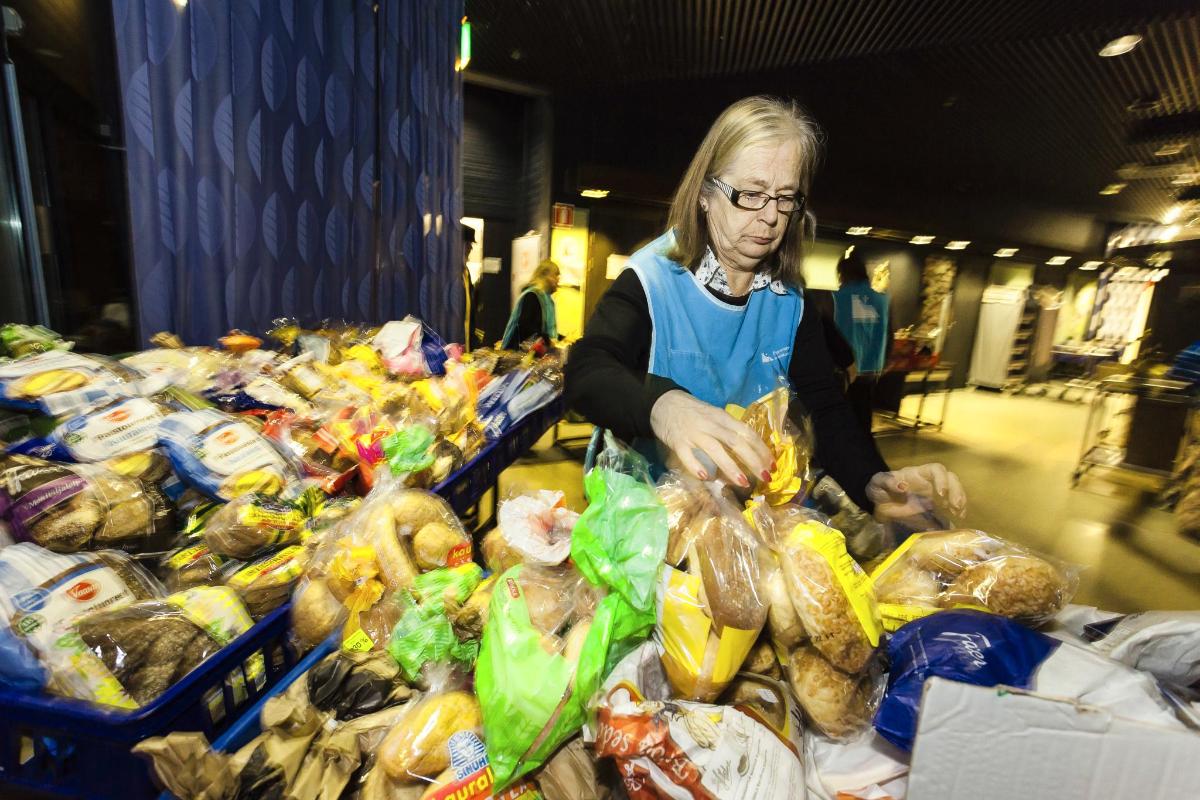 Reilun parinkymmenen hengen vapaaehtoisrinki jakaa ruoka-apua kuutena päivänä viikossa Espoonlahden seurakunnassa. Kuva: Jukka Granström