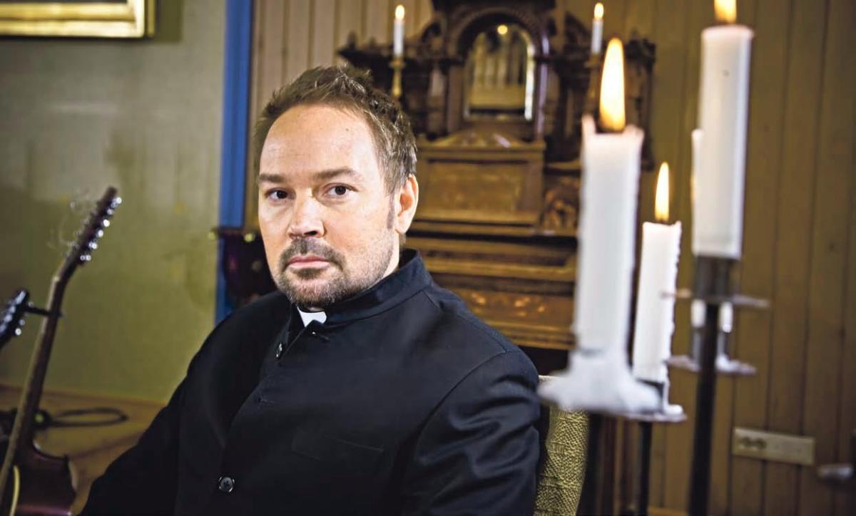 Ville Talola nähdään televisiossa uudentyyppisessä jumalanpalveluksessa liturgina.