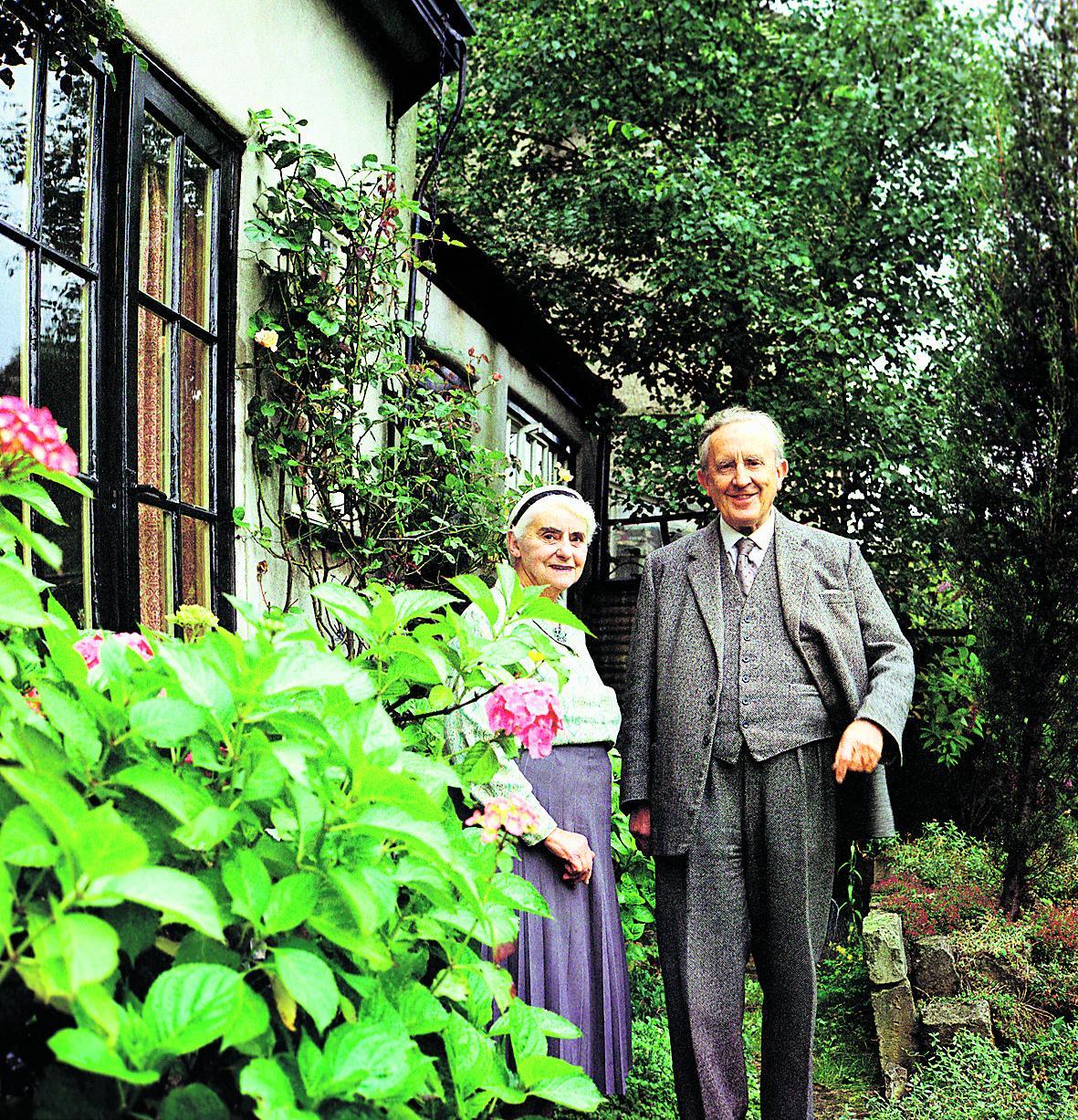 Kaksoisroolissa. Fantasiakirjailija J.R.R. Tolkien vietti tavallista perhe-elämää Edith-vaimonsa kanssa Oxfordissa.