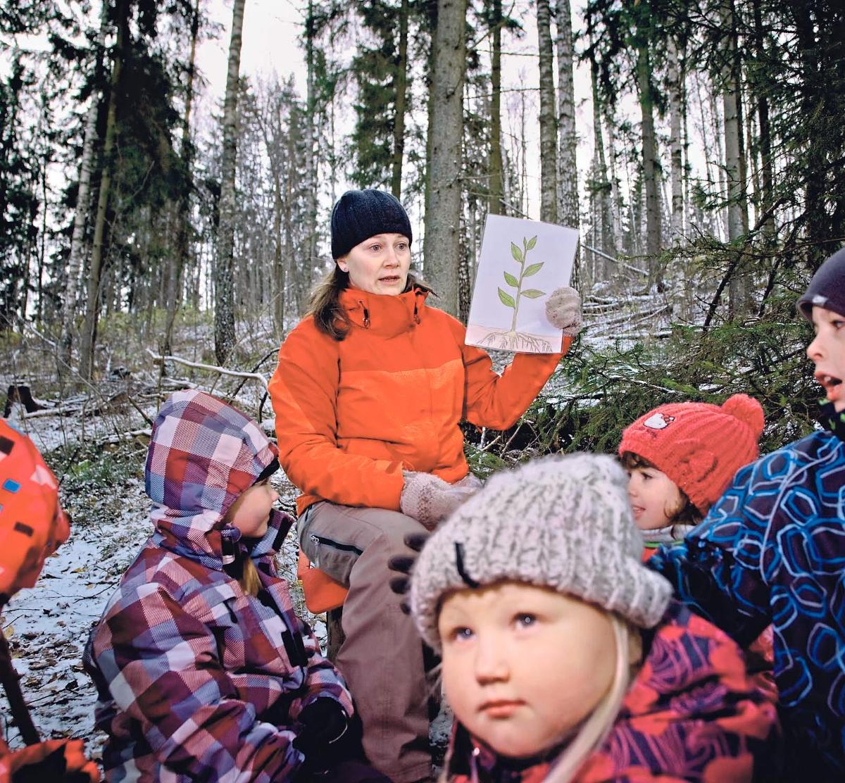 — Mitä kasvin tekemälle sokerille tapahtuu? kyselee Katja Lembidakis piirissä istuvilta lapsilta.