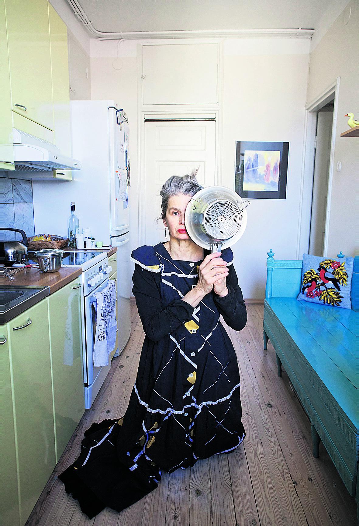 Erilainen esiintymistila. Leena Gustavson kokkaa ja tanssii Juhlaviikkojen Tanssi kotiin -sarjassa.