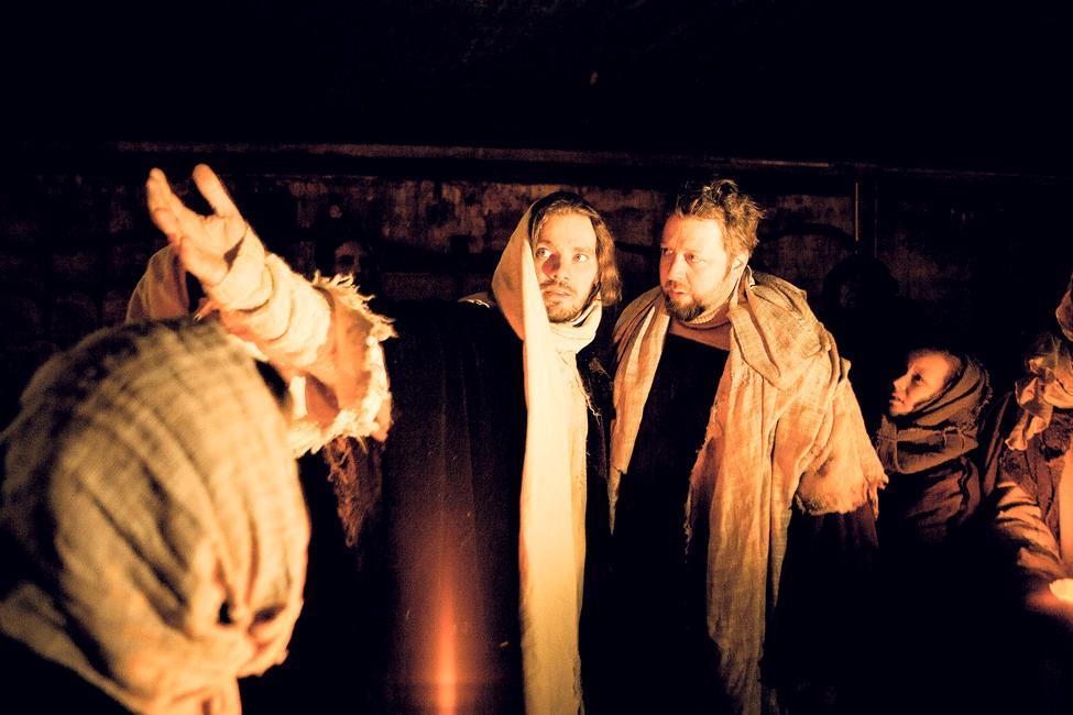 Ristin tiellä. Mikko Lamminen (vas.) esittää Jeesusta ja Jens Wermskog Pietaria pitkäperjantain ekumeenisessa pääsiäisnäytelmässä. Kuva: Heli Sorjonen 