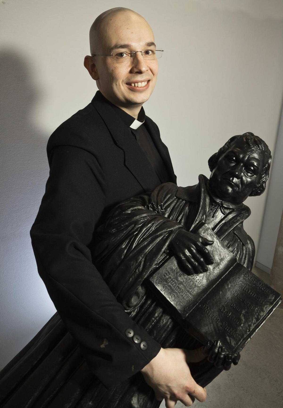 Tapiolan seurakunnan kappalainen Jussi Koiviston Luther-patsaan kanssa kuvasi Jukka Granström