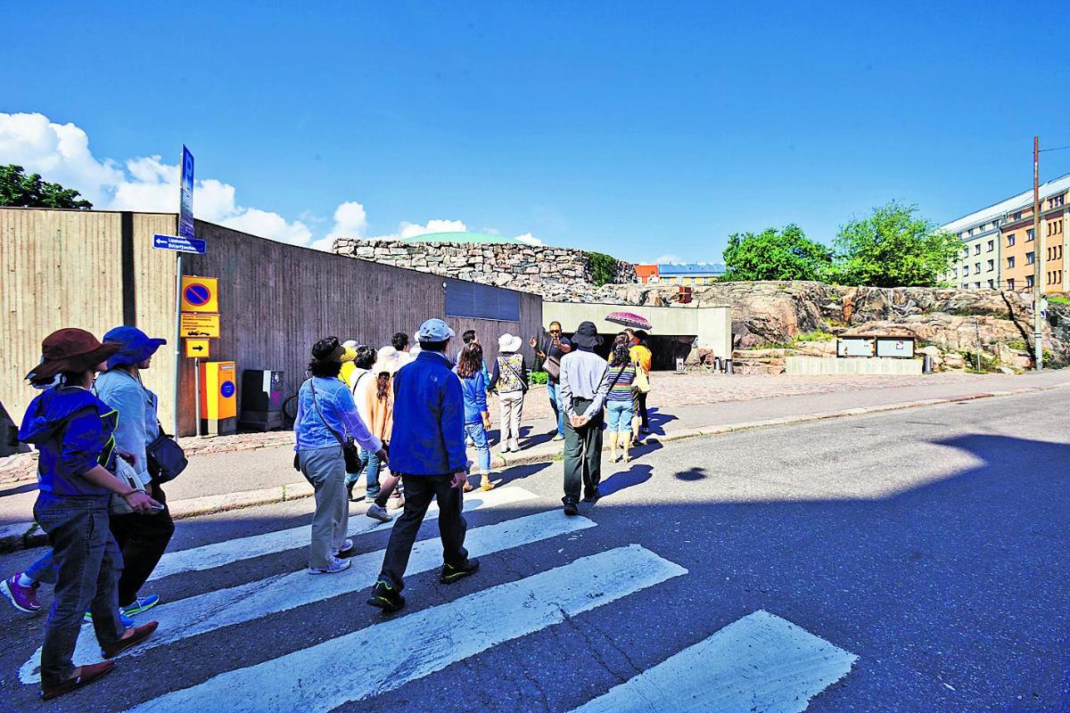 Uusi järjestely. Turistit ovat joutuneet tänä kesänä kävelemään Kampista Temppeliaukion kirkkoon, koska turistibussit eivät saa enää pysäköidä kirkon edustalla.