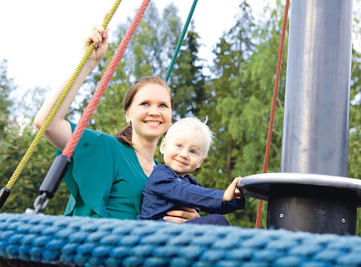 — Halailen ja pusuttelen Lenniä paljon, kertoo Anna-Leena Hakuli. 