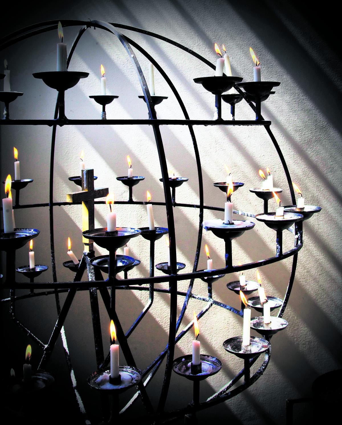 Palava rukous. Pastori Jaana Räntilä kehottaa etsimään hiljaisuuden merkkejä kirkon symboleista. Kynttilä kuvaa elävää rukousta, joka kohoaa ylöspäin. Se muistuttaa myös valosta, joka loistaa pimeässä.