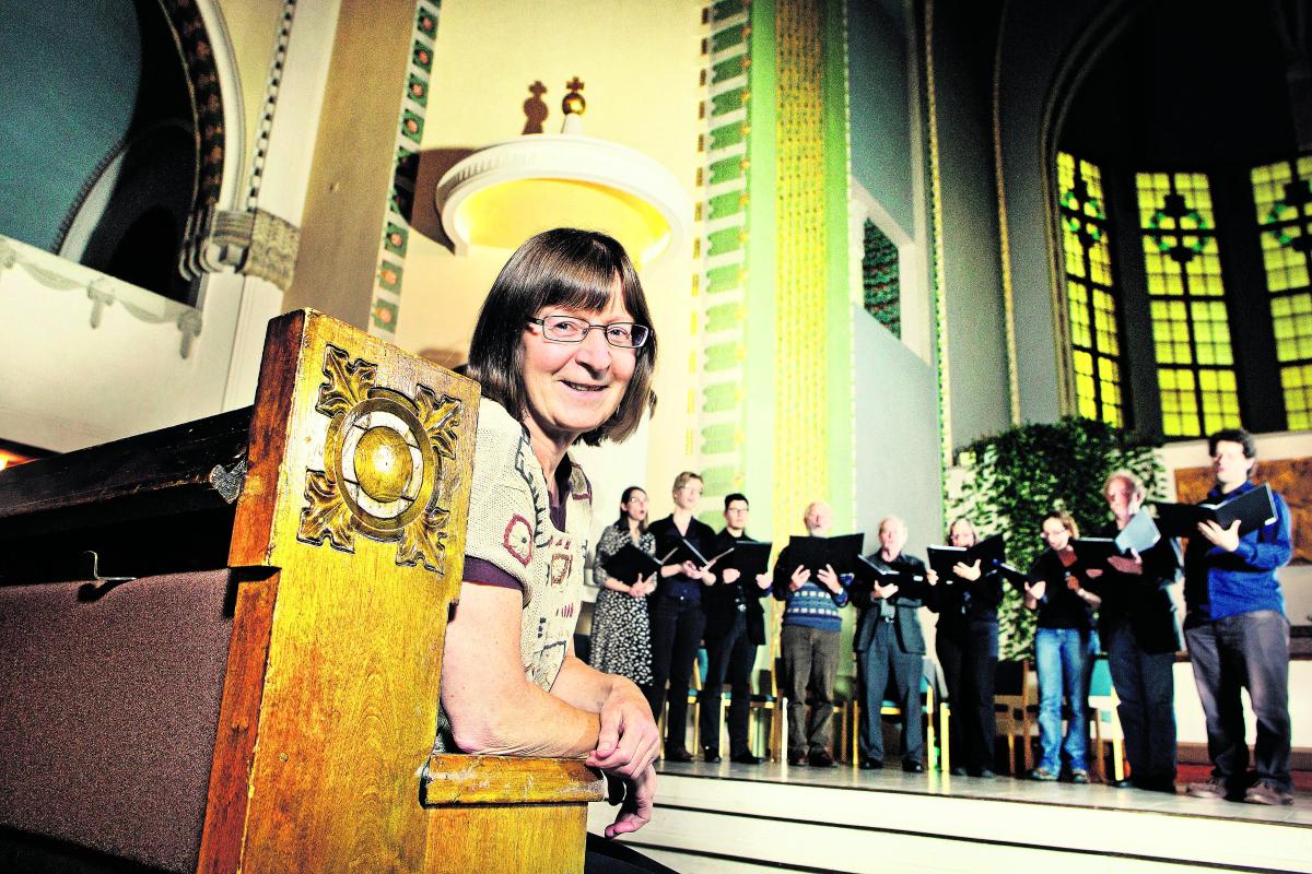 Hetki hiljaa. Sirkka Nevalainen nautti työpäivän päätteeksi englanninkielisen Choral Evensong -rukoushetken musiikista Kallion kirkossa.