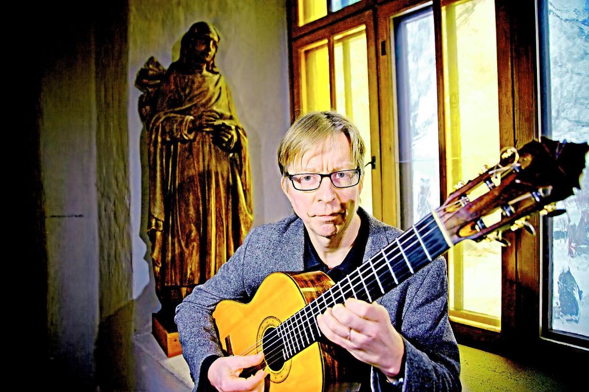 — Bach kirjoitti sävellyksensä niin, että jokaisen soittajan tuli lisätä soittoon oma panoksensa, korukuviot ja improvisaatiot, sanoo Janne Lehtinen. 