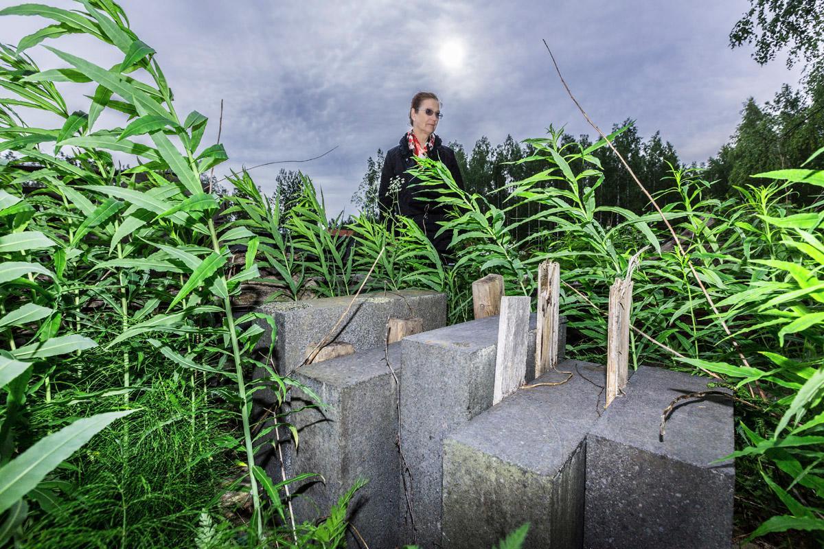 Espoon seurakuntayhtymän hautaustoimen päällikkö Leena Tonteri toivoo, että jokin kiviliike ottaisi Kellonummen hautausmaan laitamille varastoidut hautamuistomerkit jatkojalostukseen.