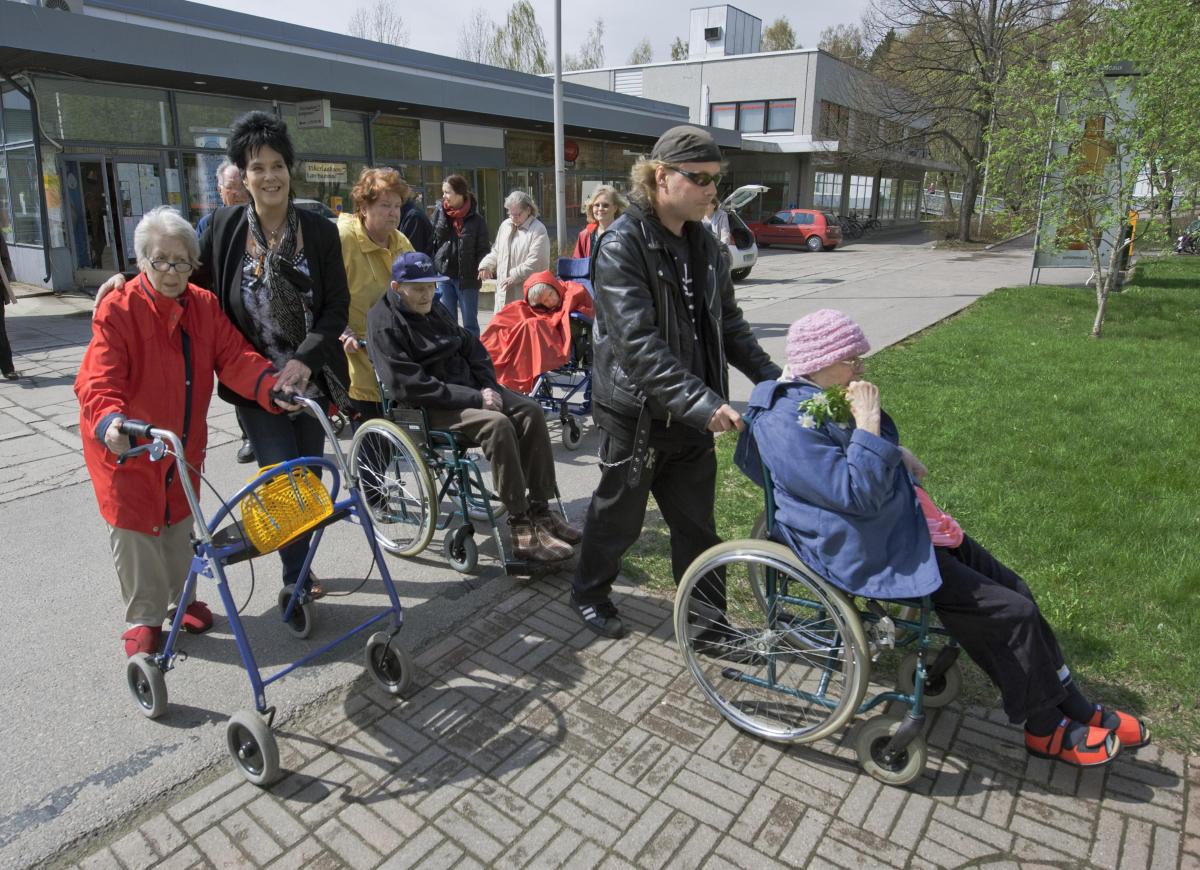 Rollaattorimarssista on tullut Tarja Tallqvistille (toinen vasemmalla) sydämen asia. Hän haluaa muistuttaa ulkoilun merkityksestä vanhuksen yleiselle hyvinvoinnille. Kuva: Markku Mattila