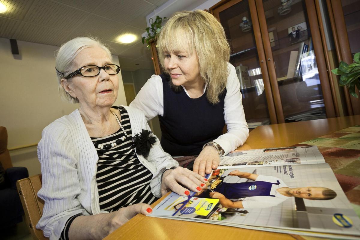 Äitinsä Eila Syrénin luona vieraileva Merja Syrén iloitsee siitä, että hoivakodissa pyritään pitämään vanhusten toimintakykyä yllä viimeiseen asti. Ketään ei jätetä sänkyyn makaamaan. Kuva: Jukka Granström