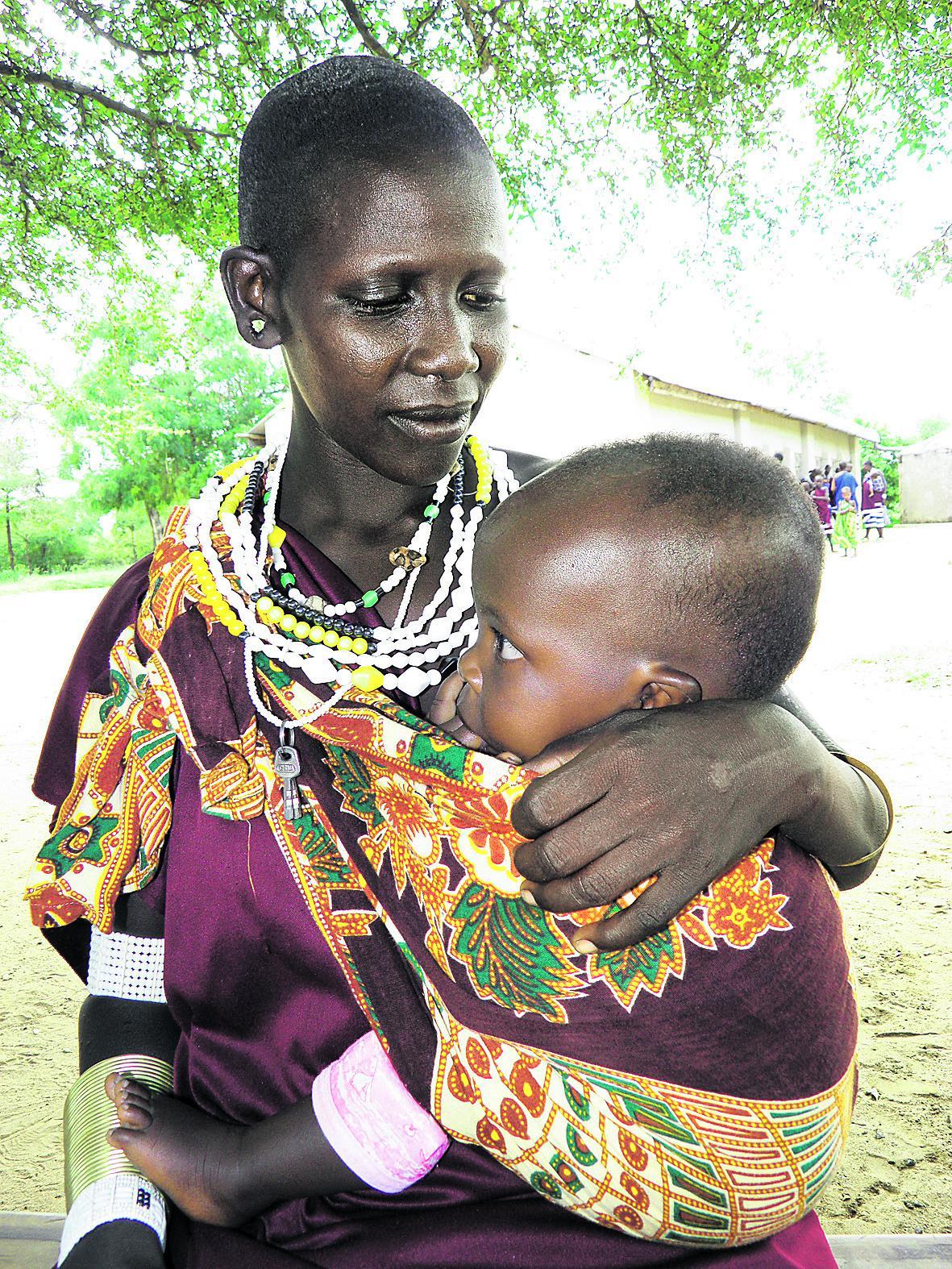 Äkkiä pakoon. Naunai Machau synnytti pakomatkalla savannilla toisen lapsensa. Kristitty hänestä tuli, kun kirkon apu kriittisellä hetkellä teki vaikutuksen.