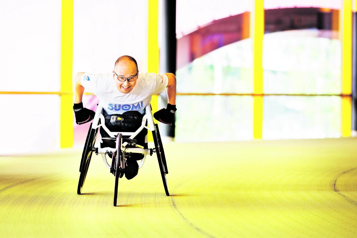 Huipulla. Toni Piispanen kilpailee Lontoon paralympialaisissa 100 metrin pyörätuolikelauksessa tavoitteenaan kultamitali. Vauhdikkaita viimeistelyharjoituksia hän teki Esport Ratiopharm Arenalla Espoossa.