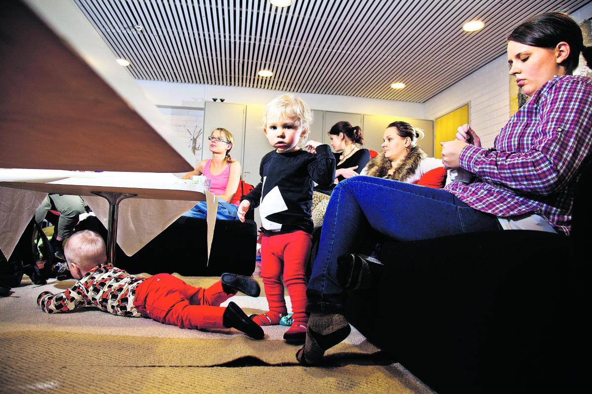 Vertaistukea. Yksinhuoltajien olohuoneessa kohtaavat äidit ja lapset, jotka ovat kokeneet samankaltaisia vaiheita elämässään. Kuvassa etualalla Eeti ja Samuli, sohvalla vasemmalta Jenna, Saara, Karoliina ja Nora.