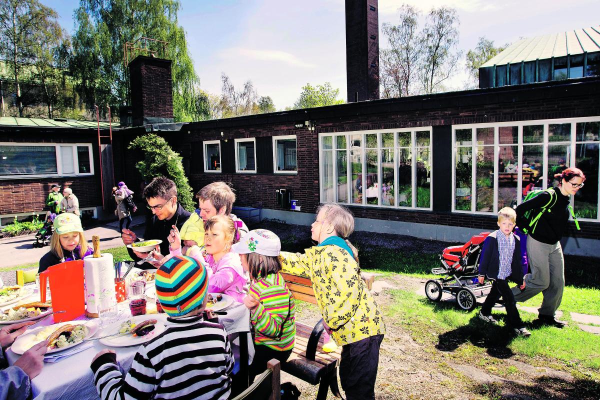 Pop up -ravintola. Haagan Luomus -ravintolaan Hakavuoren kirkolle saapui Ravintolapäivänä paikallisia lapsiperheitä. Ruustinna-annokseen kuului bratwurstia, perunasalaattia, hapankaalia ja uunikasviksia.