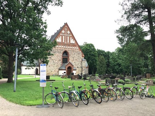 Pyhän Laurin kirkon edestä voi hakea polkupyörän lainaan ja lähteä tutustumaan vaikka lähiympäristöön.