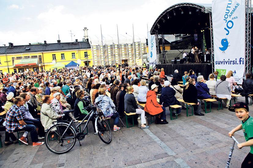 Yhteislaulun voimaa. Stadin suvivirsi -tapahtuma houkutti Narinkkatorille noin tuhat ihmistä viime viikon tiistaina. Runsaan kiinnostuksen ansiosta tapahtuma aiotaan järjestää ensi vuonnakin. Kuva: Sirpa Päivinen