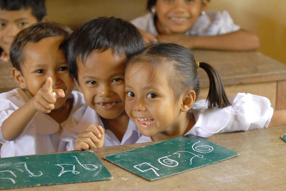 Lapset iloitsevat koulunkäynnistä Kambodzhassa, missä tukea jatkossakin saavista lähetysjärjestöistä Suomen Lähetysseura tekee hyvää työtään. Kuva: Suomen Lähetysseura