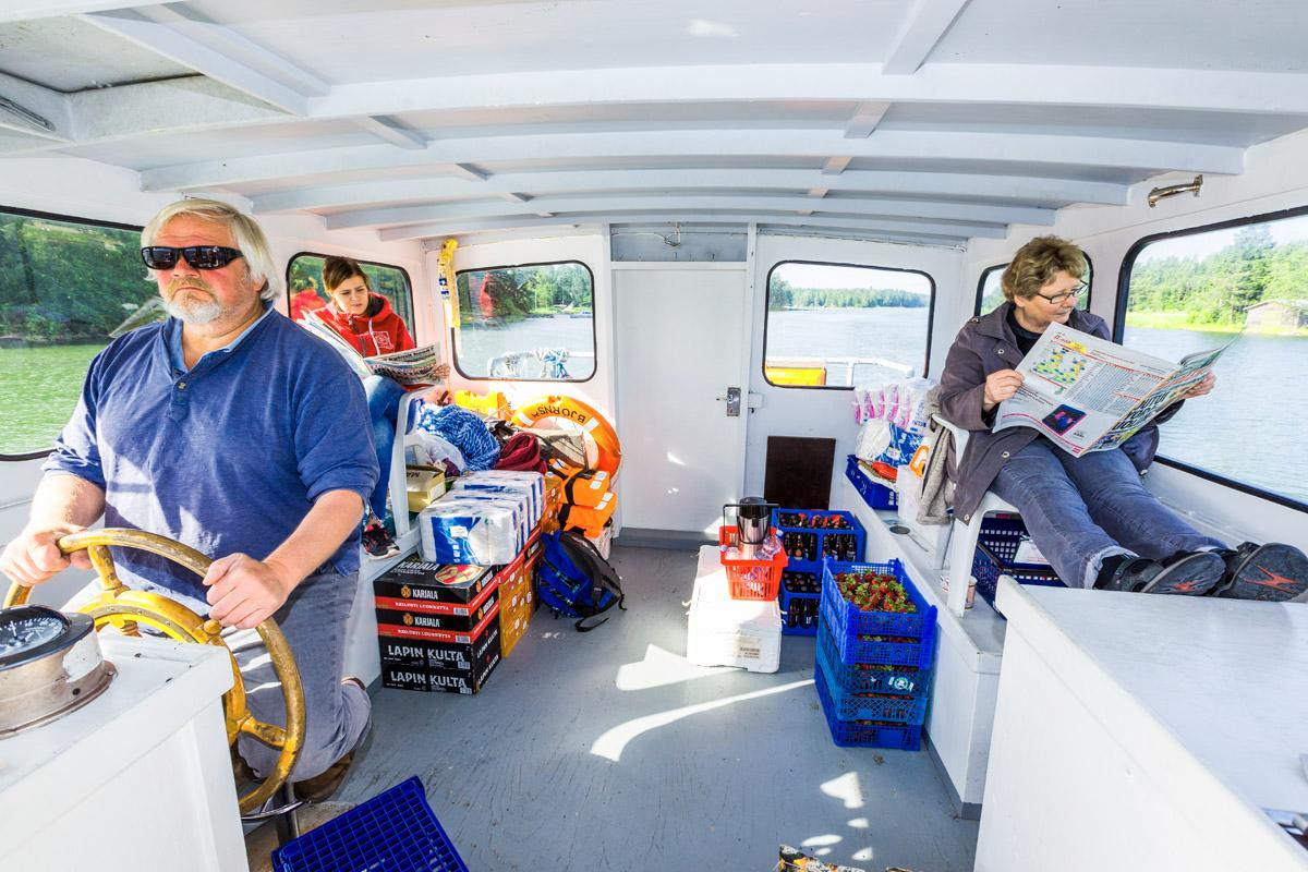 Kauppalaiva kulkee satamien välillä lyhyintä mahdollista reittiä. Silti koko kierroksella kertyy matkaa 35–40 merimailia. Ruorissa on Ensio