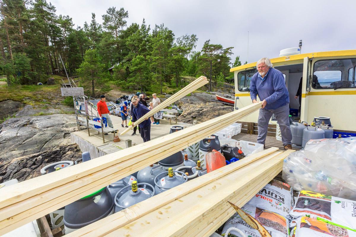 Petri Kirves on tilannut kauppalaivasta Kuivaan Hevoseen lautoja naapurimökin ulkoverhoilua varten. Kapteeni Ensio 