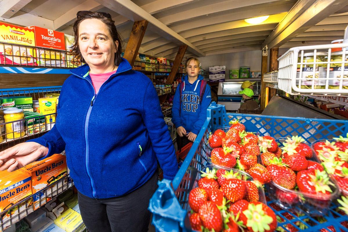 Johanna Ljungbärg tuli Sipoon Mölandetin saaresta kauppalaivan kyytiin. Mukana on veljentytär Malva. Hän kerää ostoksia mummulle, joka asuu myös saaressa.