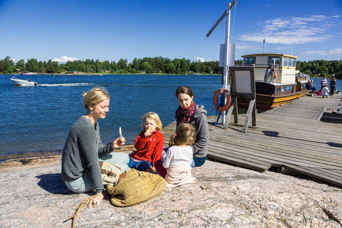 Karin Sivelän (vas.) vanhemmat asuvat ympäri vuoden Pirttisaaressa. Nyt vuorossa on jäätelötauko ystävä Maria Anderssonin kanssa. Mukana ovat 4-vuotias Emma ja 3-vuotias Freija.