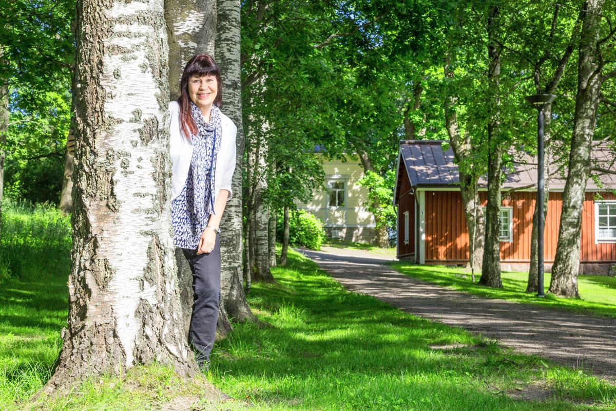 Elisabet Aho nauttii Pyhän Laurin kirkon puiston historiaa humisevasta ympäristöstä.