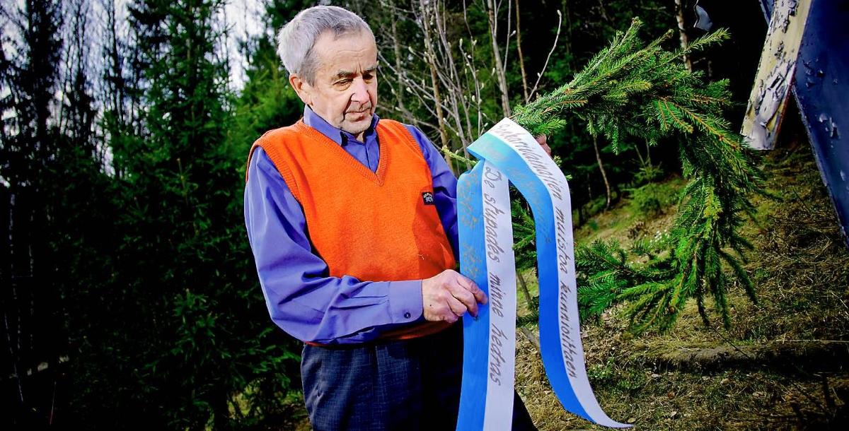Niilo Eerola on tehnyt vuosien  mittaan 600 havuseppelettä.