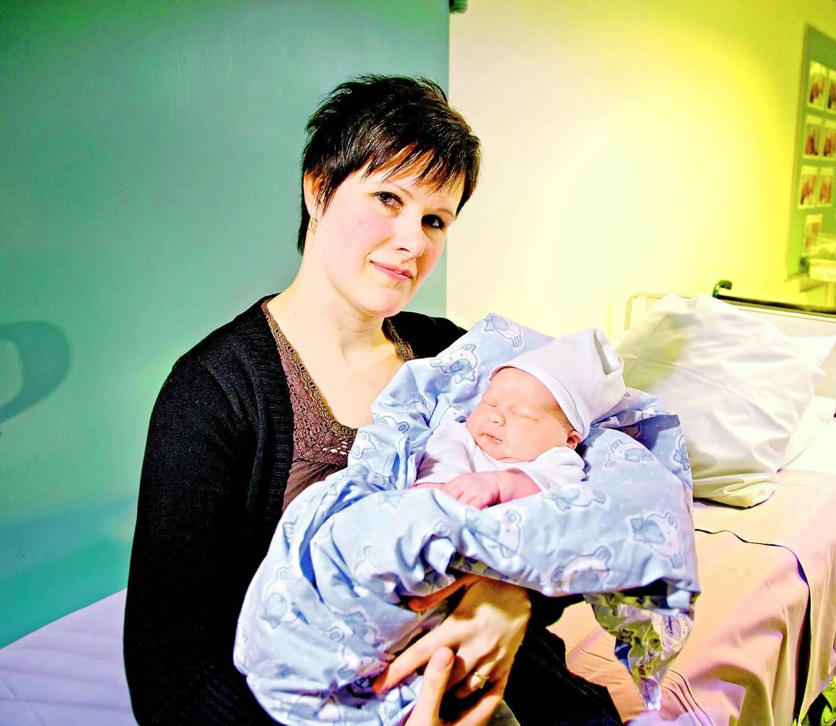Doula Heidi Pietilän käsiin tarttuu vastasyntyneen vauvan tuoksu.