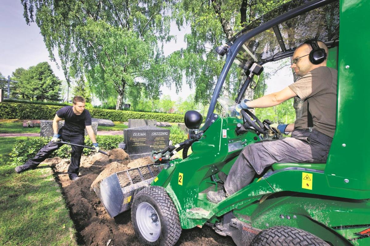 Hauta kuntoon. Hautaamisen jälkeen hautojen hoito on omaisten vastuulla. Tärkeintä on valvoa, että hautamuistomerkki asennetaan kunnolla. Hautausmaan työntekijät eivät voi puuttua kallellaan oleviin hautakiviin, jotka ovat omaisten omaisuutta. Kuvassa Harri Savolainen auttaa arkkuhautauksen jälkeen lapiolla, kun Jussi Metsäranta kunnostaa maanpintaa nurmikon istuttamista varten.