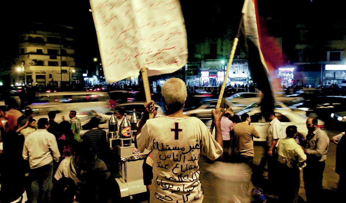 Egyptin koptikristityt kokoontuivat 15.9. Tahririn aukiolle Kairoon suremaan 25 ihmistä, jotka kuolivat mielenosoituksissa.