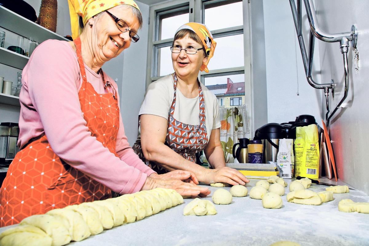 Tuhannen pullan urakka. Virpi Sirkiä-Nordlund (oik.) ja Riitta Kuuteri tietävät, että kirkkokahvit ovat tärkeä osa messua. Kuva: Sirpa Päivinen