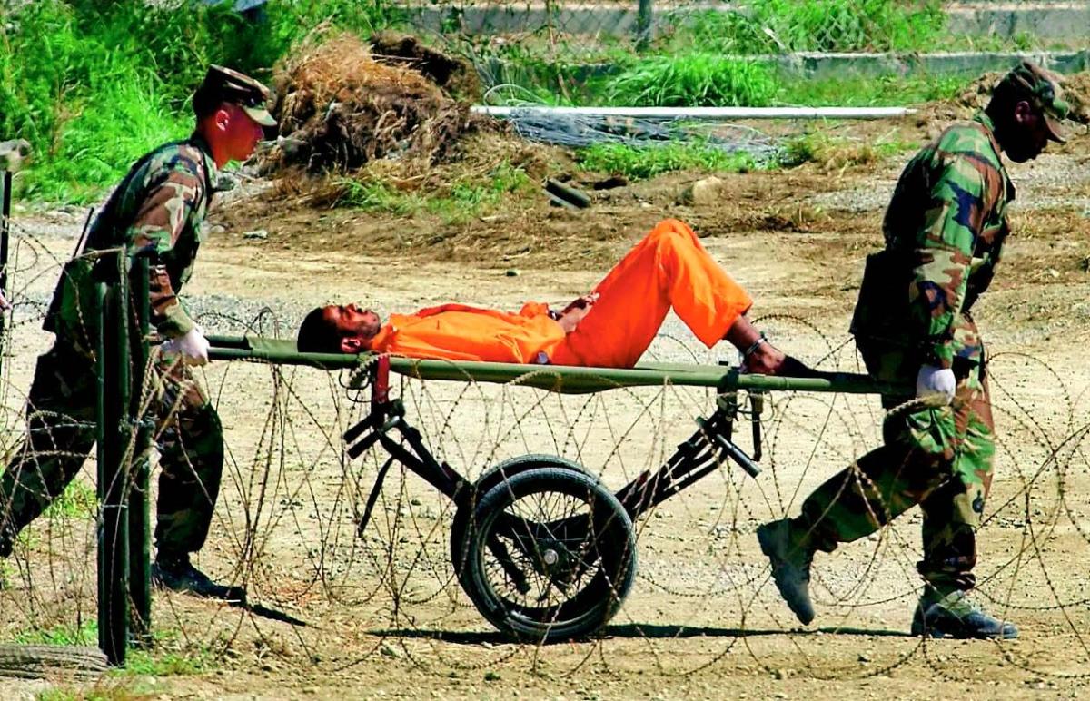 Mika Mäkeläinen luo kirjassaan puistattavan kuvan Guantanamon vankileirin olosuhteista.