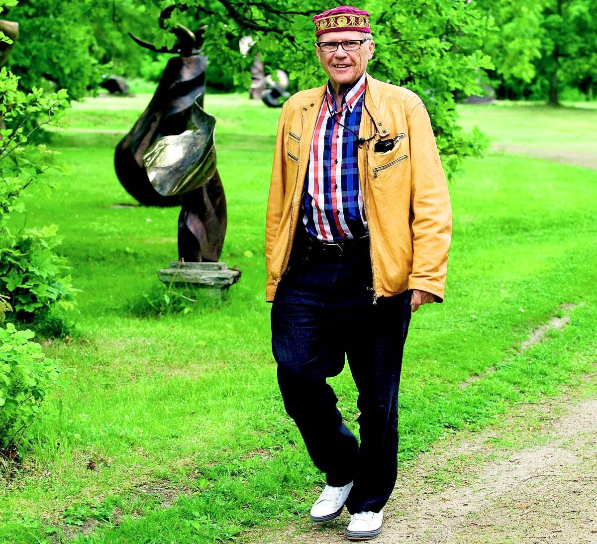 eli-Matti Hynninen vieraili Sotungissa Nissbackan kartanon veistospuistossa, jossa on esillä kuvanveistäjä Laila Pullisen töitä.