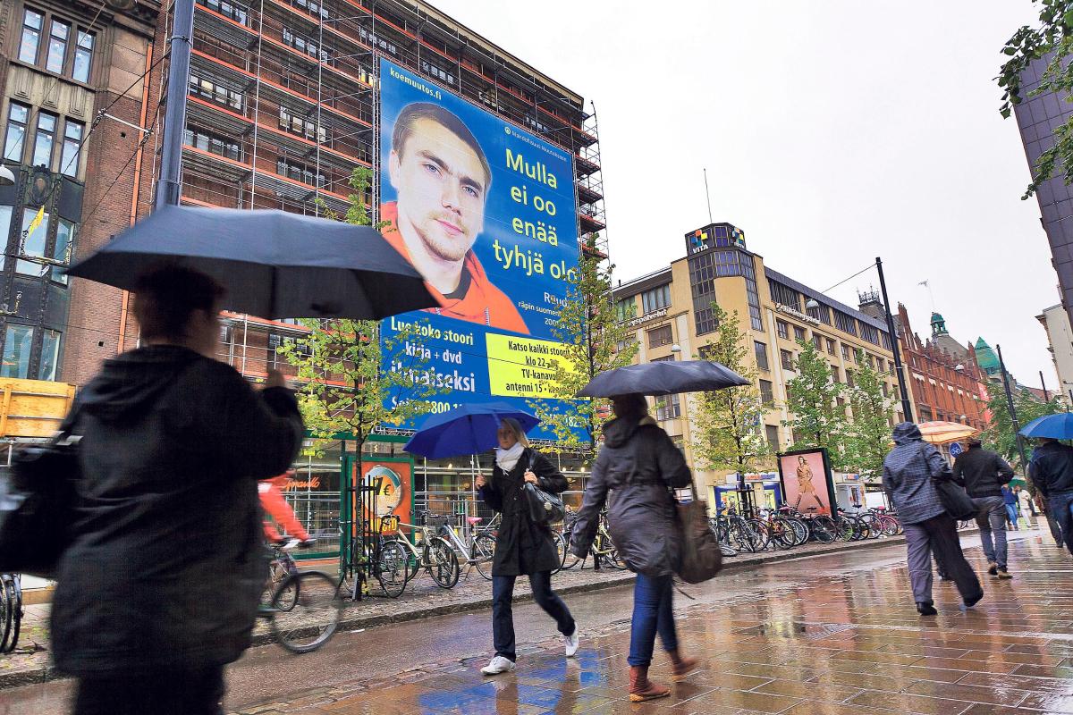 Viesti muutoksesta.  Helsingissä liikkuva ei voi olla näkemättä Mahdollisuus muutoksen -kampanjan mainoksia. Räppäri Ruudolf katselee kaupunkia Mikonkadun jättilakanasta. Kuva: Jukka Granström