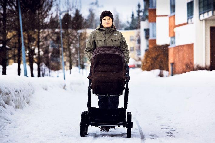 Hyvä näin. Kirkkoon takaisin liittyneellä Maria Pottosella ei ole mitään erityisiä odotuksia kirkon tai seurakunnan suhteen. Hänestä tuntuu luontevalta, että lapsi osallistuu aikanaan koulussa uskonnonopetukseen. – Toki hän saa tehdä omat valintansa, kun pystyy siihen, Pottonen toteaa. Kuva: Jukka Granström