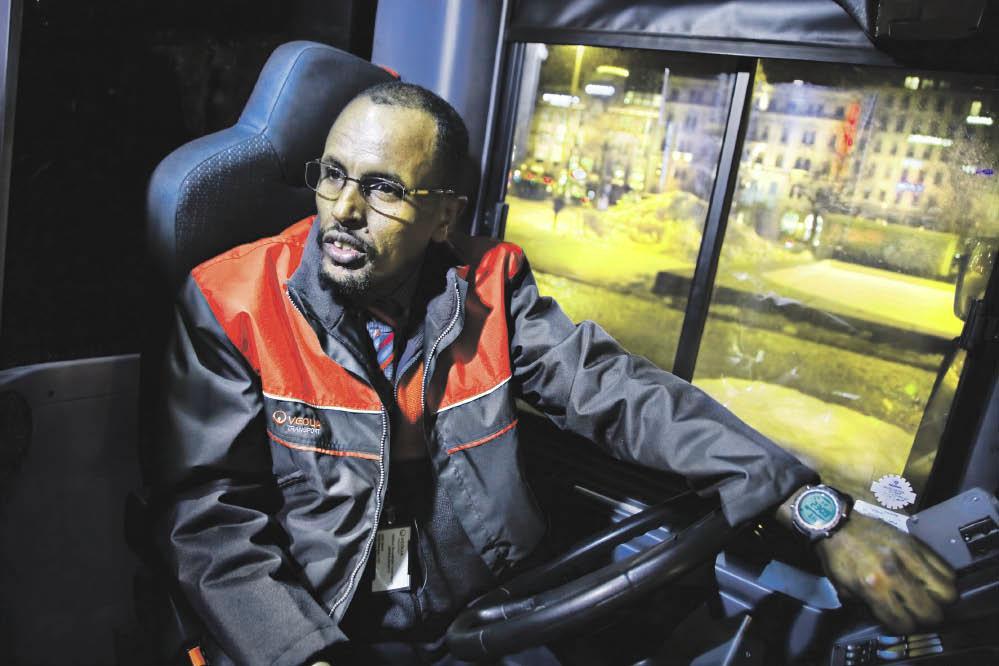 Abdi Ahmed on ajanut bussia 11 vuotta. Hän toivoo kuljettajille parempia taukotiloja ja väljempiä aikatauluja.