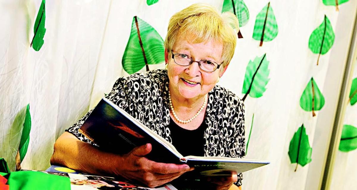 Raili Eronen, 74, lukee lapsille satuja ja runoja Lumon kirjastossa lauantaina 8.10.