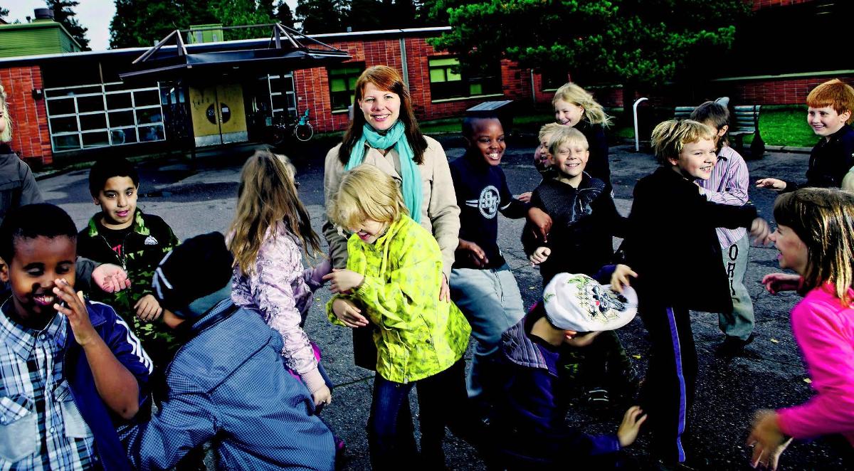 Hakunilan seurakunta tiivistää monikulttuurista yhteistyötä Länsimäen koulun kanssa. Nuorisotyönohjaaja Nina Pajunen on koululla torstaiaamupäivisin. Ulkoiluseurana on 3B-luokan oppilaita.