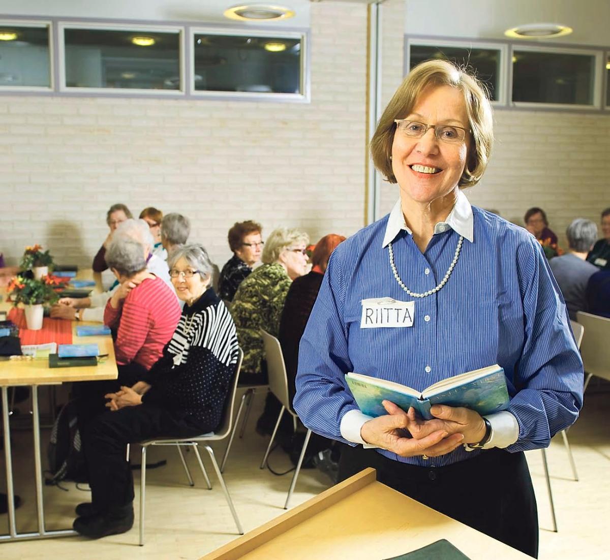 Riitta Elorannan mukaan eläkeläiskerhossa on luottamuksellinen ilmapiiri.