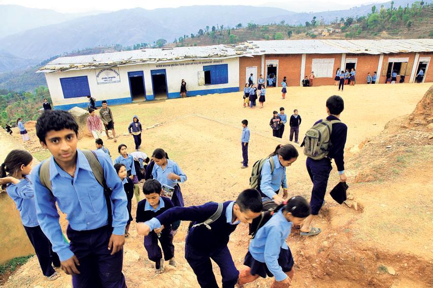Päivä pulkassa. Batsala Devin koulussa Sindhupalchokin piirikunnassa panostetaan siihen, että jokainen lapsi käy koulun alusta loppuun. Koululaisten vanhempia sitoutetaan koulun toimintaan erilaisin kerhoin ja vastuutehtävin. Kuva: Narendra Shrestha