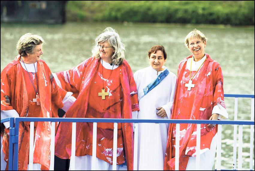 Laiton kutsumus. Kolme katolista naispiispaa ja Ranskan ensimmäinen katolinen naispappi Lyonissa, Ranskassa, heinäkuussa 2005. Oikealla piispa Christine Mayr-Lumetzberger, sitten vihittävä Genevieve Beney sekä piispat Gisela Forster ja Patricia Fresen. Pyhän istuimen kannalta tämä kuten muutkin katolisten naispappien vihkimykset ovat laittomia. Kuva: Lehtikuva