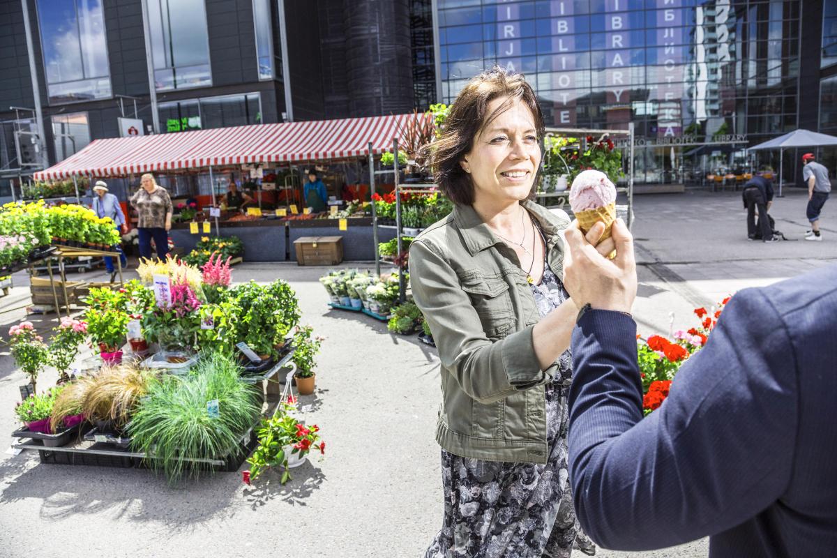 – Me puhumme kaikesta. Olemme lukeneet jo Roomalaiskirjeen ja Efesolaiskirjeen, kertoo Elijah'n kummi Minna-Sisko Mäkinen. Keskustelu sujuu Googlen kääntäjän avulla.