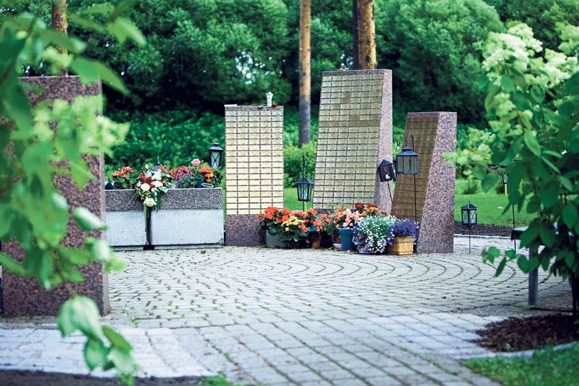Muistolehdossa. Honkanummen hautausmaalla on useita muistolehtoja. Muistolehdon keskellä on yhteinen hautamuistomerkki, jonka metallilaattoihin edesmenneiden henkilötiedot on kaiverrettu. Kuva: Anna Dammert
