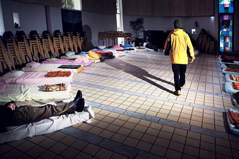 Yöpuulle. Patjamajoitus seurakuntasalin lattialla kelpasi asunnottomille Myllypuron Kodittomien yössä. Kuva: Jani Laukkanen