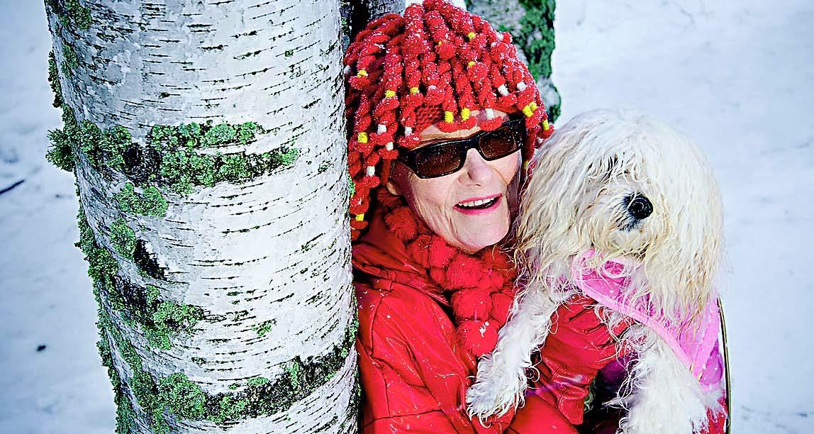 Hellevi Salminen-Matihalti, 70, ulkoilee koiransa kanssa Ankkalammella.